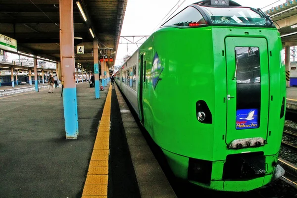 青森车站 站台上的小火车 青森车站是青森市的一个火车站 由日本东北地区青森的东日本铁路公司 联合运营 — 图库照片