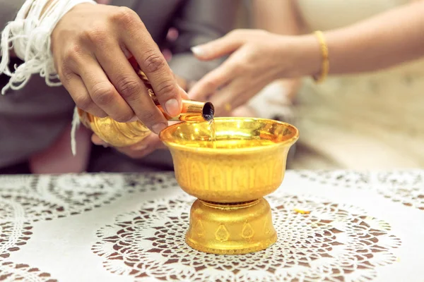 Novia Novio Derramando Agua Bendita Recipiente Latón Mérito Budista Ceremonia — Foto de Stock