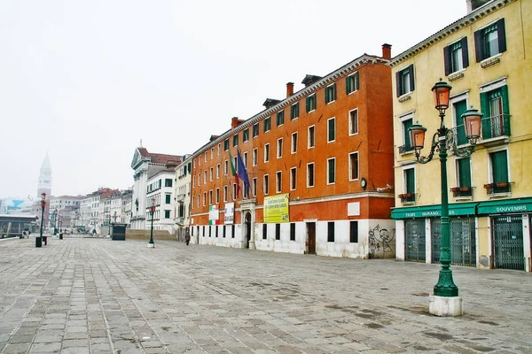 Venedig Italien März 2010 Venedigs Stadt Morgen Mit Buntem Altbau — Stockfoto