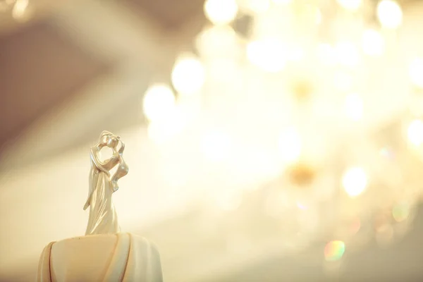Bride Groom Wedding Dolls Decorated Wedding Cake Bokeh Chandelier Light — Stock Photo, Image