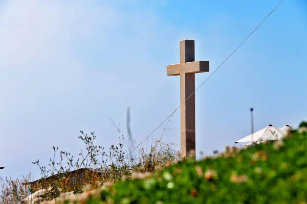 1991 95年の戦争中に破壊された白十字は クロアチアのドゥブロヴニクのスルドヒルに再建されました — ストック写真