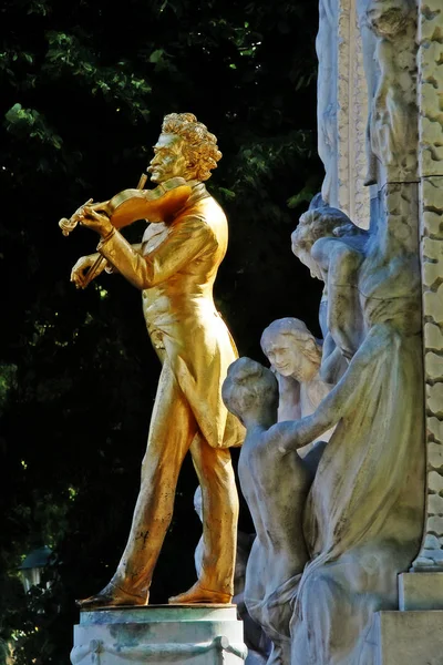 华尔兹国王约翰 施特劳斯二世纪念碑 施特劳斯小 奥地利轻音乐作曲家 特别是舞蹈音乐和歌剧 斯塔德帕克 城市公园 维也纳 维也纳 奥地利 — 图库照片