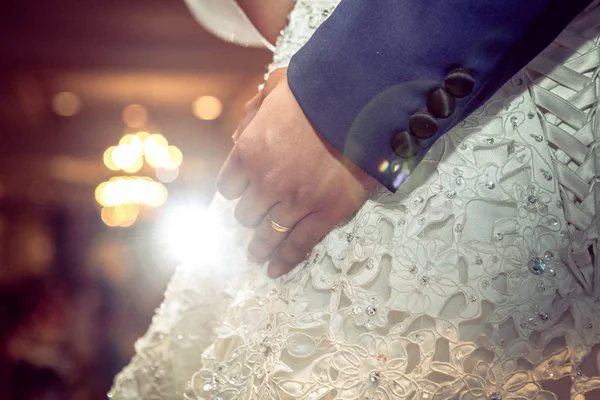 Hand Groom Embrace Bride — Fotografia de Stock