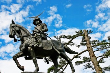 Aoba Dağı,Sendai, Miyagi Ili, Tohoku bölgesi, Japonya'daki Sendai kale parkında (veya Aoba kalesi) Masamune Tarihi Heykeli (Sengoku döneminde Tohoku bölgesinin efendisi)