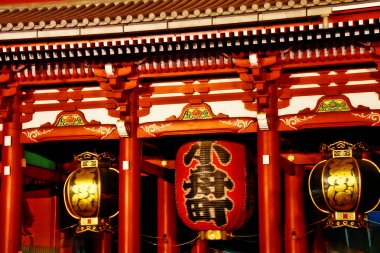Kırmızı Chochin ve Hozomon güney yüzünde iki büyük fenerler (Treasure-House Gate, Niomon), giriş kapılarının iç Senso-ji (Kinryu-zan Senso-ji), Asakusa, Tokyo, Japonya yol açar