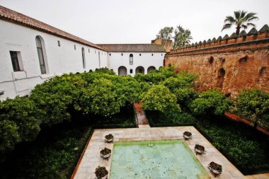 Alczar de los Reyes Cristianos (Hıristiyan hükümdarların kalesi) ya da Cordoba Alcazar, Moriscos (Moriscos) avlusundaki Alcazar merkezleri)