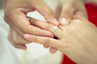 Chonburi, Tayland - 20 Kasım 2016 - Gelinin parmağında alyans takan damat
