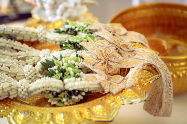 Tayland kültürel nişan töreninde gelin ve damat için Yasemin çelenk