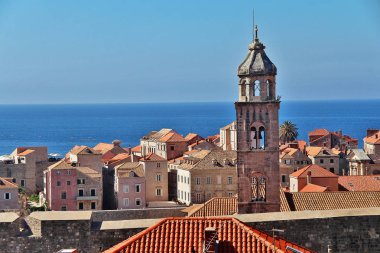 Şehrin doğu kesiminde ve Dubrovnik, Hırvatistan iç Ploce kapısına yakın Dominik Manastırı Kulesi