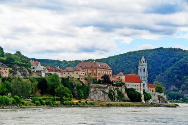 Durnstein Kilisesi Steeple, Krems-Land ilçesinde Tuna nehri üzerinde küçük bir kasaba, Aşağı Avusturya Avusturya Avusturya eyaletinde, kilise çan kulesi üzerinde mavi ve beyaz renkler cennet ve toprak, Wachau Vadisi temsil