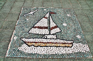 Matsushima (Matsushima-machi), Miyagi Bölgesi, Tohoku Bölgesi, Japonya - 8 Eylül 2009 - Matsushima 'daki çekimlerden biri olarak yerde yelkenli tekne görüntüsü mozaik kaldırım taşı