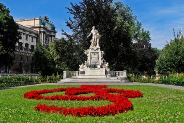 Burggarten'daki Wolfgang Amadeus Mozart heykeli (Court garden), eski bir saray bahçesi ve çeşitli heykelleri ve Hofburg, Viyana, Avusturya yakınlarında zarif bir palmiye evi bulunan hoş bir halka açık park