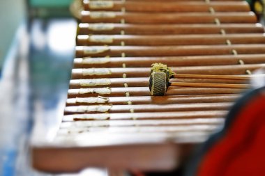 Tay geleneksel gamelan müzik aleti, ksilofon ve davul sopa.