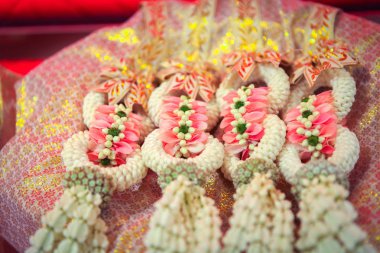 Tayland kültürel nişan töreninde gelin ve damat için Yasemin çelenk