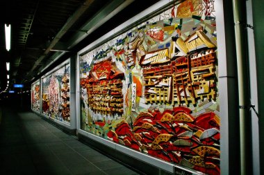 Wakayama, Wakayama Prefecture, Kansai region, Japonya - 16 Eylül 2009 - Wakayama İstasyonu'nda görüntü duvar dekorasyonu (Wakayama-eki)