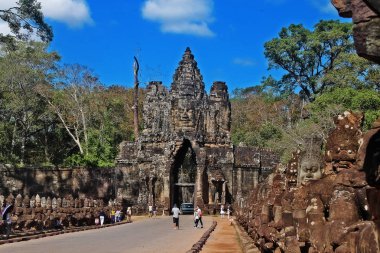 Siem Reap, Kamboçya - 9 Ocak 2017 - 54 Muhafız Tanrısı (Devas) efsanevi heykellerin (Naga) başını Angkor Thom 'un güney kapısına giden hendeğin sol tarafındaki geçide çekti (Büyük Şehir))