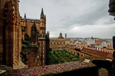 Seville Katedrali 'nin çatısı ve avlusu, ya da Saint Mary of the See Katedrali (Santa Maria de la Sede Katedrali), Giralda' dan (La Giralda), Seville Katedrali 'nin çan kulesi,.
