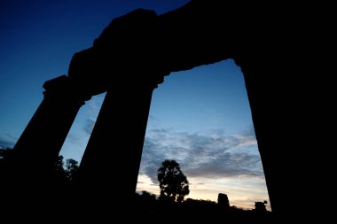 Angkor Wat 'ın silueti (Nokor Wat, Capital Temple) günbatımında, Angkor, Siem Reap, Kamboçya.