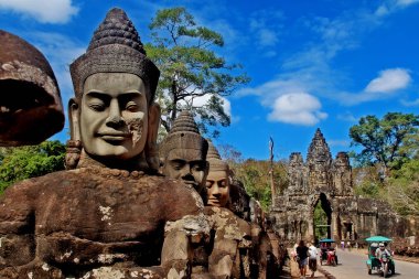 Siem Reap, Kamboçya - 9 Ocak 2017 - 54 Muhafız Tanrısı (Devas) efsanevi heykellerin (Naga) başını Angkor Thom 'un güney kapısına giden hendeğin sol tarafındaki geçide çekti (Büyük Şehir))