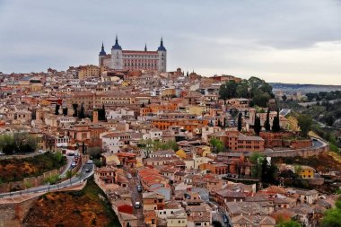 Toledo 'lu Alcazar (Alcazar de Toledo, İspanya' nın Kastilya-La Mancha kenti, UNESCO Dünya Mirası, Toledo tarihinin en yüksek kesiminde yer alan bir taş kalesi..