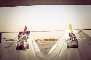 Bangkok, Tayland - 28 Mart 2015 - Zümrüt Buddha Tapınağı (Wat Phra Kaew veya Wat Phra Si Rattana Satsadaram) ve Chao Phraya Nehri ile düğün galerisi