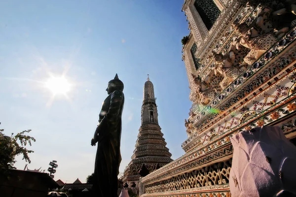 Estatua Buda Con Prang Wat Arun Ratchawararam Ratchawaramahawihan Templo Del —  Fotos de Stock