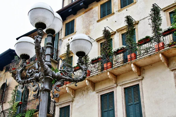 Straßenlaterne Mit Fenster Und Balkon Des Traditionellen Alten Hauses Verona — Stockfoto