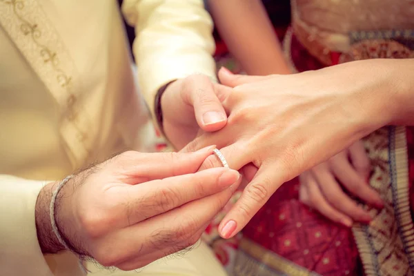 Samut Prakan Tailandia Septiembre 2015 Novio Poniendo Anillo Bodas Dedo —  Fotos de Stock