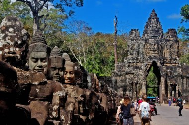 Siem Reap, Kamboçya - 9 Ocak 2017 - 54 Muhafız Tanrısı (Devas) efsanevi heykellerin (Naga) başını Angkor Thom 'un güney kapısına giden hendeğin sol tarafındaki geçide çekti (Büyük Şehir))