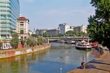 Viyana (Wien), Avusturya (Osterreich) - 24 Haziran 2017 - Tuna kanalıyla Viyana Şehir Manzarası