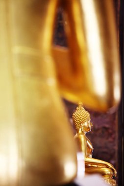 Wat Prayurawongsahan 'ın ana salonundaki Buda heykeli Warawihan' dı. Tayland, Bangkok 'taki anıt köprüsünün yakınında bulunan bir Budist tapınağı kompleksi.