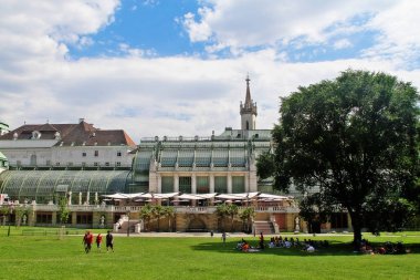 Viyana (Wien), Avusturya - 28 Haziran 2017 - Palmenhaus burggarten (Mahkeme bahçesi), eski bir saray bahçesi ve bir dizi heykel ve Hofburg yakınlarındaki zarif bir palmiye evi ile hoş bir kamu parkı