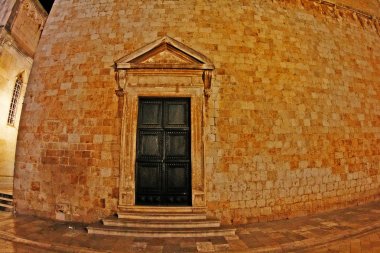Küçük Keşiş ler Nişanı'na ait büyük bir kompleks olan Fransisken Kilisesi ve Manastırı, bir manastır, kilise, kütüphane ve bir eczaneden oluşuyor, Dubrovnik, Hırvatistan