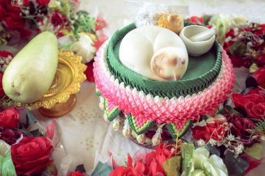 Gelin ve damat için düğün süsü.