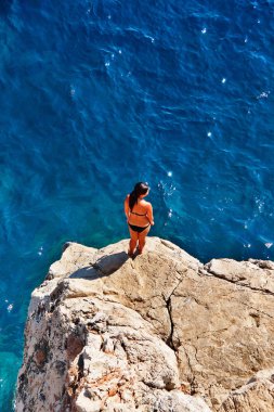 Dubrovnik-Neretva County, Dalmaçya bölgesi, Hırvatistan - 26 Haziran 2017 - Dubrovnik'teki Adriyatik Denizi kıyısında yüzmenin ve güneşlenmenin keyfini