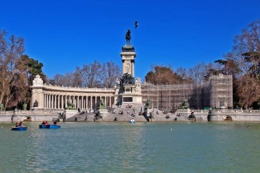 İspanya 'nın başkenti Madrid' in en büyük parklarından biri olan Buen Retiro Parkı 'nın (Parque del Buen Retiro) yakınlarındaki yapay gölün doğu kıyısındaki XII.