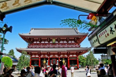 Asakusa, Tokyo, Japonya - 14 Eylül 2009 - Hozomon Güney yüzü (Treasure-House Gate veya Niomon), Senso-ji girişinin iç (Kinryu-zan Senso-ji), her iki tarafta Nio iki koruyucu heykelleri ile