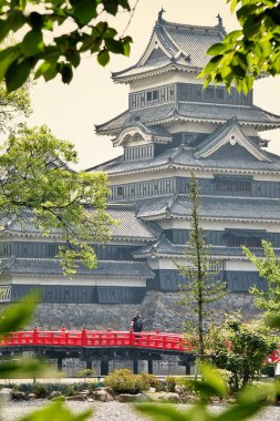 Matsumoto Kalesi (Matsumoto-jo), veya Crow Kalesi (Karasu-jo), Doğu Honshu, Matsumoto-shi, Chubu bölgesi, Nagano Prefecture, Japonya'da Japon önde gelen tarihi kalelerinden biri olarak bilinir