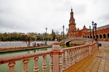 Plaza de Espaa (İspanya Meydanı), 1929, Sevilla (Sevilla), Endülüs, Güney İspanya 'daki Ibero-Amerikan Sergisi için 1928 yılında inşa edilen Mara Luisa Parkında bir plaza.