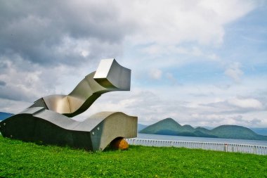 Hokkaido, Japonya - 6 Eylül 2009 - Shikotsu-Toya Ulusal Parkı 'ndaki Toya Gölü' nde (Toya-ko) tasarım sanat heykeli, Abuta İlçesi, Iburi Bölgesi