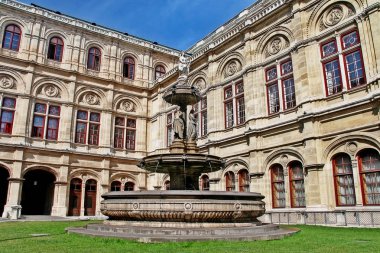 Viyana Devlet Operası'ndaki (Wiener Staatsoper) çeşme heykeli (Opernbrunnen), ilk olarak Viyana Court Operası (Wiener Hofoper), Avusturya opera binası ve viyana merkezli opera şirketi olarak adlandırıldı.