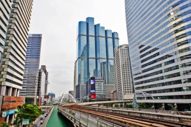 Bangkok, Tayland - 3 Aralık 2016 - Chong Nonsi paraşüt köprüsü ve Chong Nonsi istasyonundaki BTS tren yolu ile Bangkok şehri