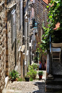 Dubrovnik-Neretva County, Dalmaçya bölgesi, Hırvatistan - 26 Haziran 2017 - Dubrovnik'in eski kentinde vintage evi olan dar sokak sahnesi