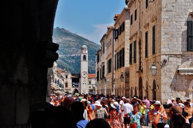 Dubrovnik, Hırvatistan - 26 Haziran 2017 - Stradun veya Placa (Stradone veya Corso), kireçtaşı döşeli yaya caddesi, Eski Kent ve ana alışveriş caddesi ve toplanma alanında yaklaşık 300 metre koşuyor