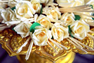 Geleneksel Tayland cenaze töreninde yakılma yerine konacak ahşap bir çiçek..