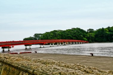 Körfez ve kırmızı köprü sahnesi (Fukuurabashi), Matsushima 'daki küçük adalardan biri olan Fukuurajima Adası' na (Matsushima-machi), Miyagi Bölgesi, Tohoku Bölgesi, Japonya