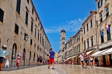 Dubrovnik, Hırvatistan - 26 Haziran 2017 - Stradun veya Placa (Stradone veya Corso), kireçtaşı döşeli yaya caddesi, Eski Kent ve ana alışveriş caddesi ve toplanma alanında yaklaşık 300 metre koşuyor