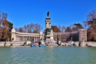 İspanya 'nın başkenti Madrid' in en büyük parklarından biri olan Buen Retiro Parkı 'nın (Parque del Buen Retiro) yakınlarındaki yapay gölün doğu kıyısındaki XII.
