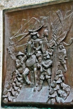 Sendai, Miyagi Bölgesi, Tohoku Bölgesi, Japonya - 9 Eylül 2009 Masamune Tarihi heykelinin kaidesindeki metal plaka, geçmiş Sendai İmparatoru 'nun hikayesini anlatıyor.