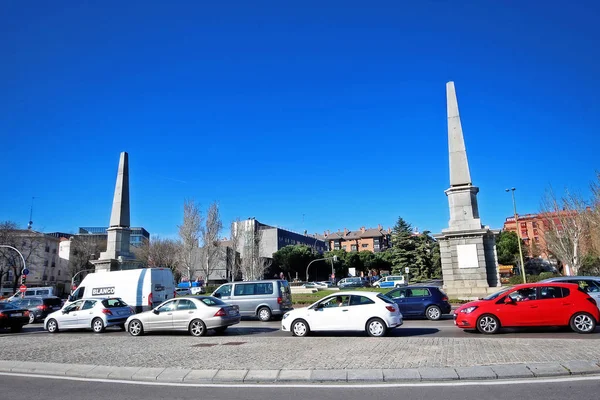 Madrid Spanien März 2017 Zwei Säulen Auf Dem Kreisverkehr Der — Stockfoto